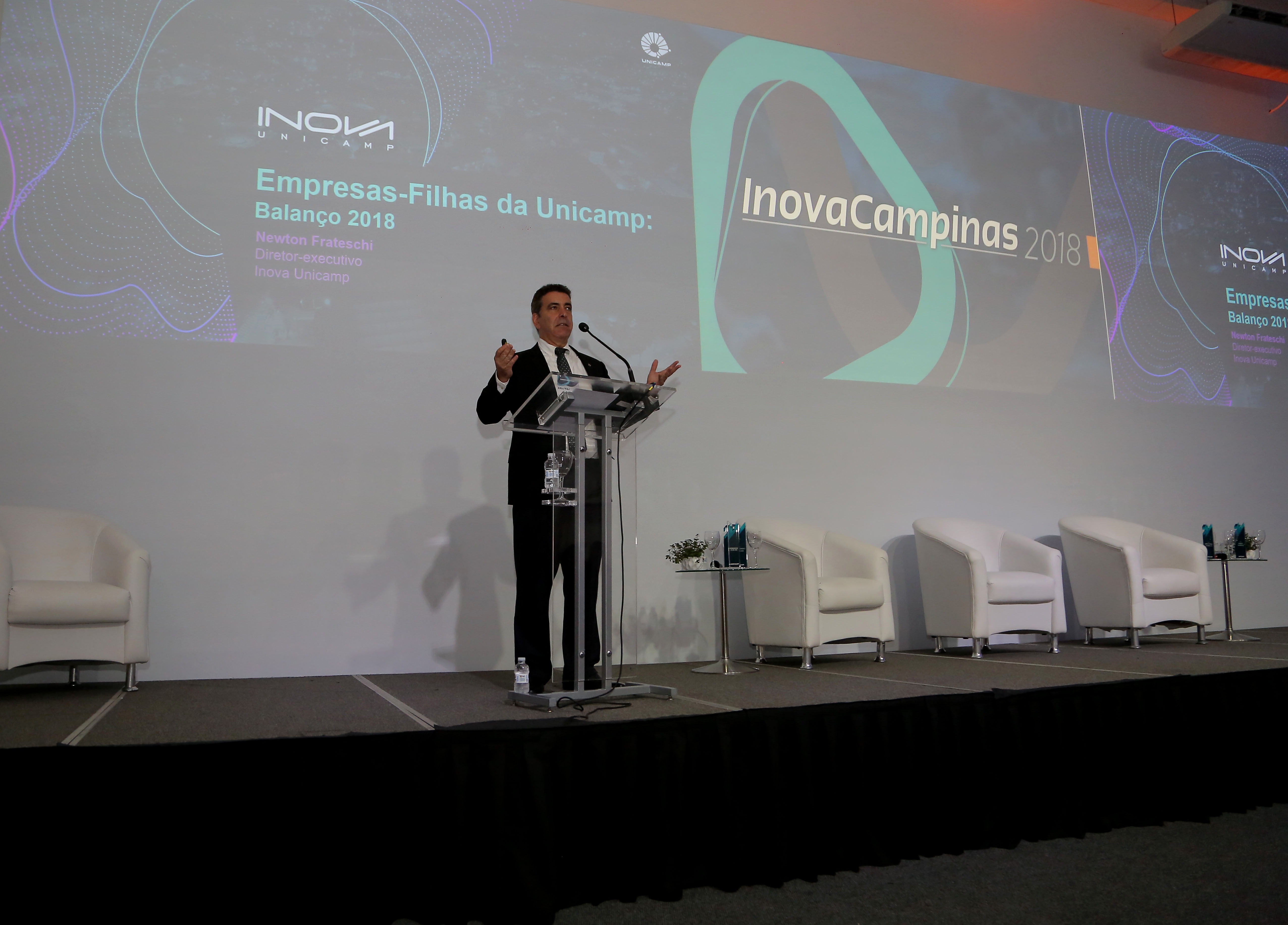 Diretor-executivo da Inova Unicamp, Newton Frateschi, em pé e realizando o balanço das empresas-filhas