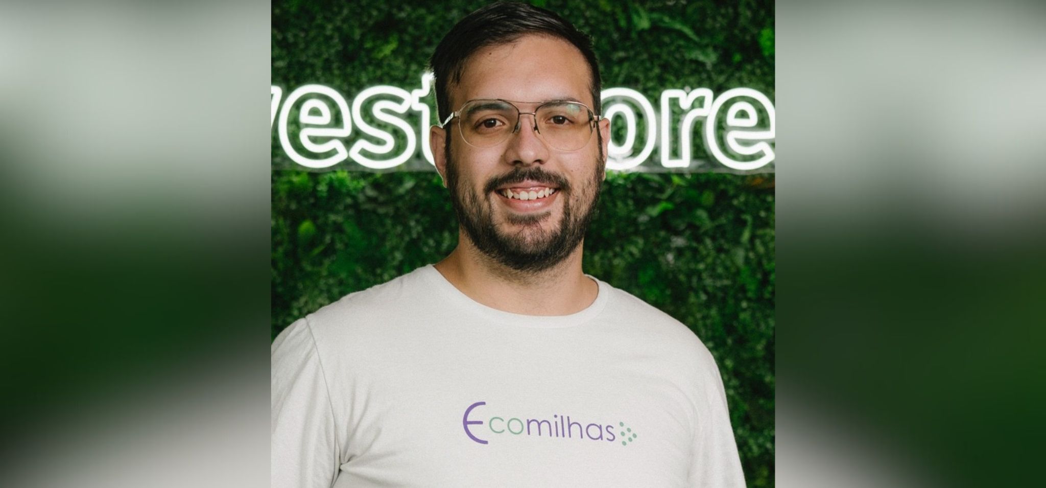 Fotografia colorida de um colaborador da Ecomilhas posando para a foto. Ele está sorrindo, uniformizado e olhando diretamente para a câmera. Fim da descrição.