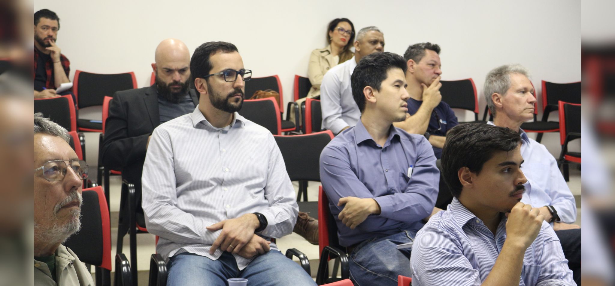 Participantes sentados assistindo às apresentações durante o workshop Como se tornar um Investidor Anjo Fim da descrição.