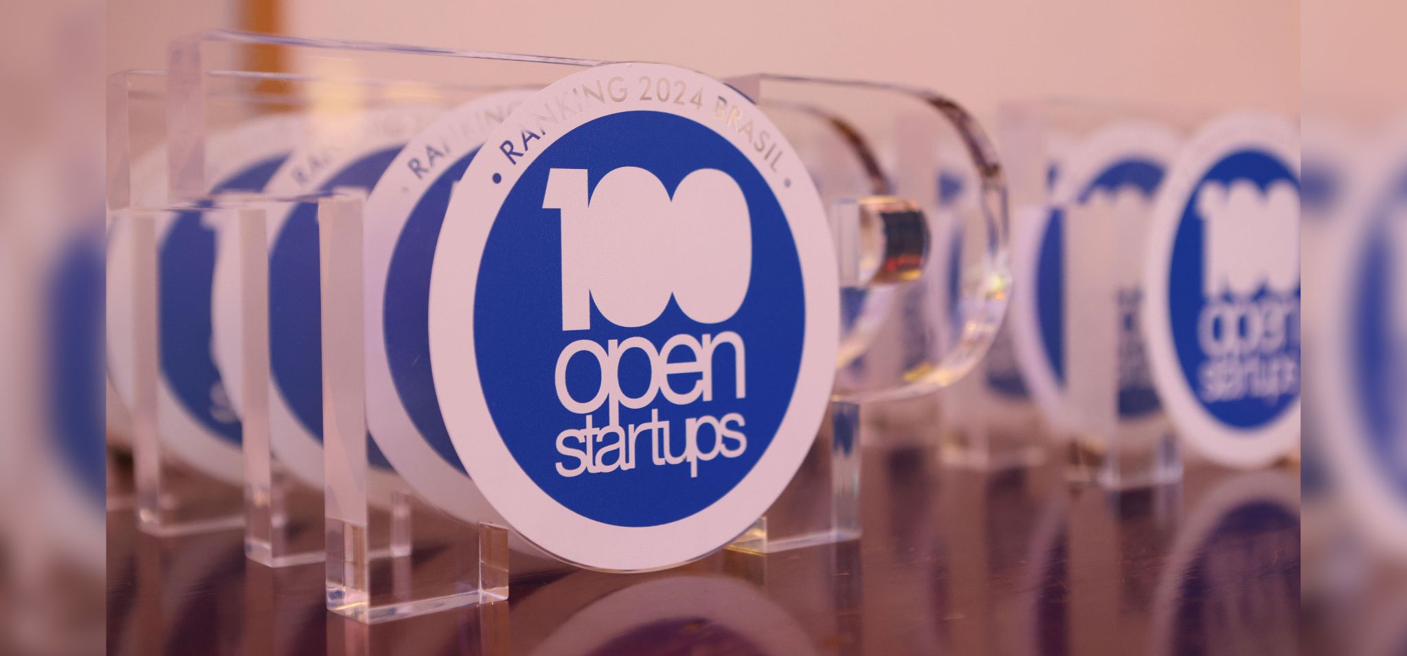 Troféus da premiação do Ranking 100 Open Startups. Fim da descrição.