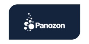 É uma imagem de logotipo em formato horizontal. O assunto principal é a marca Panozon. A paisagem é um fundo retangular com cantos arredondados, na cor azul-marinho. O texto e o símbolo estão em branco. A ação é de apresentar o logotipo, que consiste na palavra "Panozon" ao lado de um ícone formado por círculos brancos de tamanhos variados que se assemelham a bolhas. Fim de descrição. 