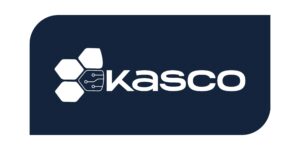 É uma imagem de logotipo em formato horizontal. O assunto principal é a marca Kasco. A paisagem é um fundo retangular com cantos arredondados, na cor azul-marinho. O texto e o símbolo estão em branco. A ação é de apresentar o logotipo, que consiste na palavra "kasco" em fonte minúscula ao lado de um ícone que representa células hexagonais conectadas por um circuito eletrônico. Fim de descrição. 