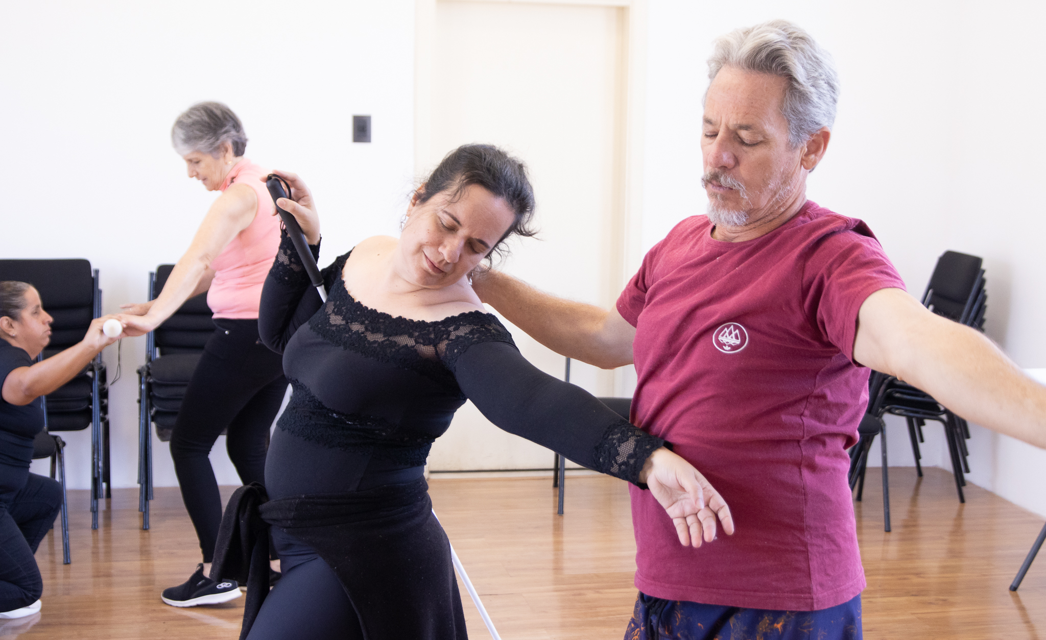 Na imagem, há um homem e uma mulher dançando em um espaço de dança. Fim da descrição.