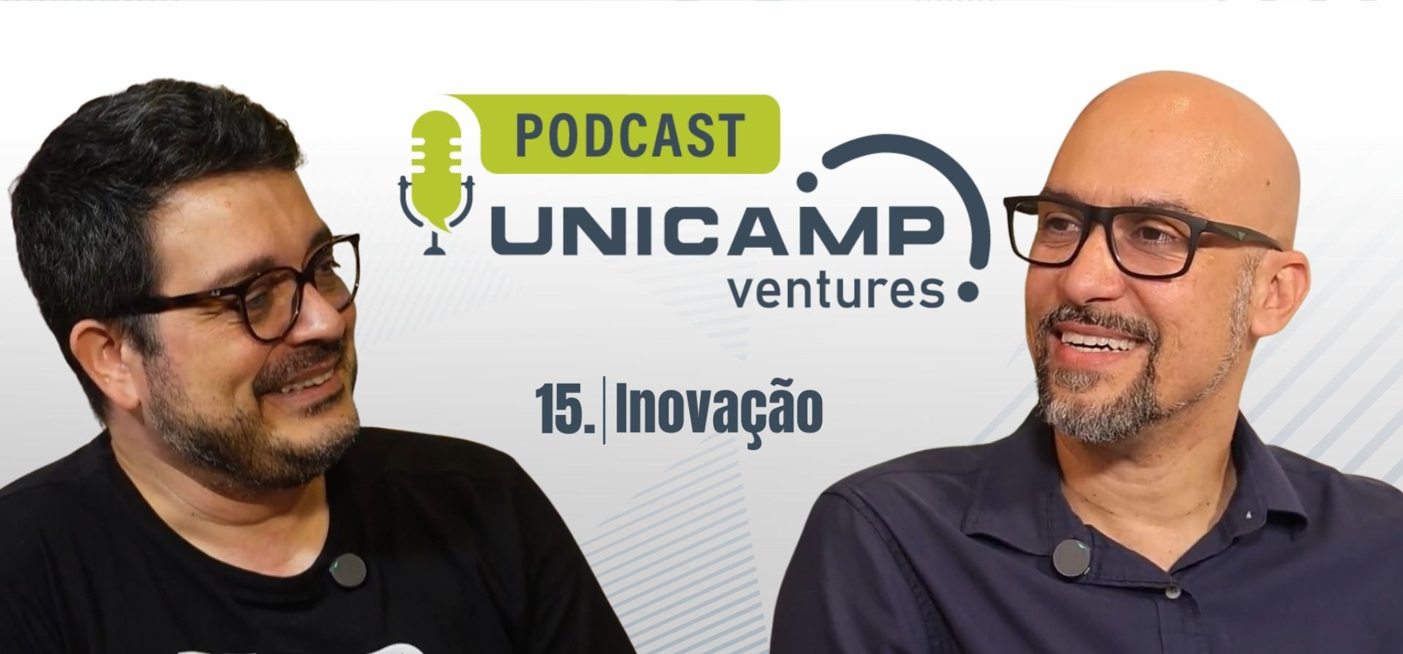 Foto colorida apresenta uma arte de divulgação do Podcast Unicamp Ventures. Na imagem, há dois homens brancos sorrindo enquanto conversam.Fim da descrição.