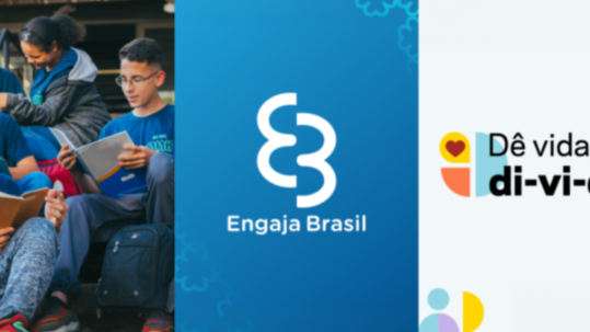 Banner horizontal dividido em três seções verticais principais. A seção da esquerda é uma fotografia de um grupo de jovens sentados em escadas ao ar livre. Há cinco adolescentes no total: um menino de boné preto e óculos lê um caderno aberto em primeiro plano; outro menino de óculos e camiseta azul lê um livro; uma menina atrás deles, de moletom cinza, também olha para um livro; e dois outros jovens estão atrás, rindo. O grupo parece estar em um ambiente escolar, e mochilas estão no chão perto deles. A seção central tem um fundo azul-petróleo sólido com texturas sutis de engrenagens e apresenta o logotipo "Engaja Brasil" em branco, que consiste em duas formas "E" sobrepostas de forma abstrata, formando um símbolo de infinito, com o texto "Engaja Brasil" escrito abaixo em letras brancas. A seção da direita tem um fundo branco e exibe o slogan "Dê vida, di-vi-da!" em letras pretas, sendo "di-vi-da!" escrito em negrito e com hífen. À esquerda do texto, há um gráfico composto por uma forma de coração vermelha dentro de um semicírculo amarelo, acima de um quarto de círculo laranja. Acima do texto, há um pequeno gráfico geométrico com formas nas cores laranja, amarelo e roxo e um pequeno símbolo de "mais" (+) vermelho. Abaixo do texto, há um ícone estilizado de uma pessoa em azul claro, roxo e amarelo e um pequeno símbolo de "mais" (+) amarelo. Fim da descrição.