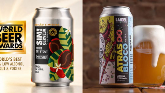 Esta imagem apresenta duas ofertas distintas de cervejarias artesanais brasileiras em painéis lado a lado. O painel esquerdo foca na 'Sim! Cerveja Coffee Dry Stout' sem álcool, exibindo uma lata de alumínio de 350 ml com arte de folhas e grãos de café e flores de café brancas, ao lado de um prêmio dourado do 'World Beer Awards 2021' que a rotula como a 'Melhor Stout & Porter Sem/Baixo Álcool do Mundo'. O painel direito apresenta uma lata de 473 ml da 'Landel Atrás do Bloco - Neipa' com arte psicodélica vibrante, incluindo uma cabeça de bode vermelha com chifres, e um copo ao lado cheio de cerveja âmbar turva com uma espuma branca abundante e transbordante, tudo contra um fundo de parede de tijolos desfocada. Estas marcas, Landel e Sim!, são exemplos do sucesso e da inovação que florescem no ecossistema de empresas-filhas da Unicamp. Fim da descrição.